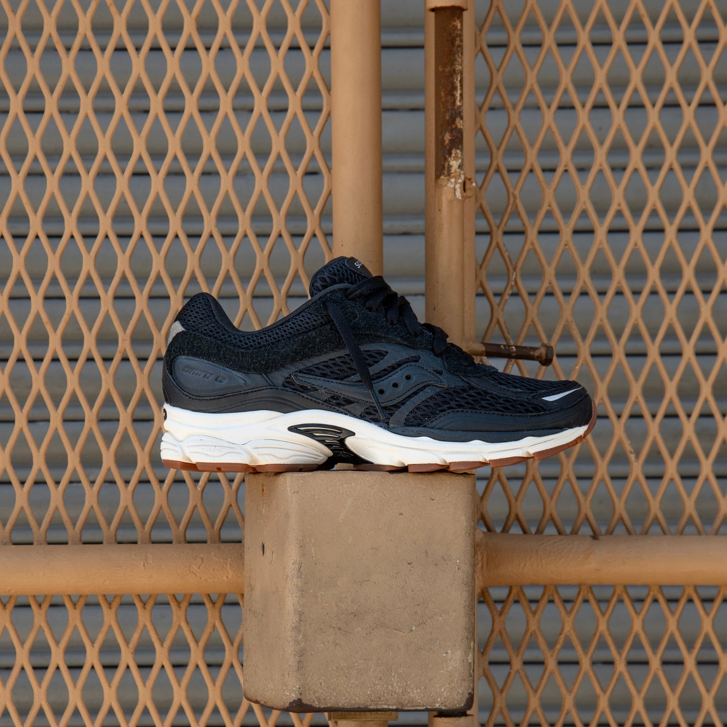 Mens Saucony ProGrid Omni 9 (Crafted Black)