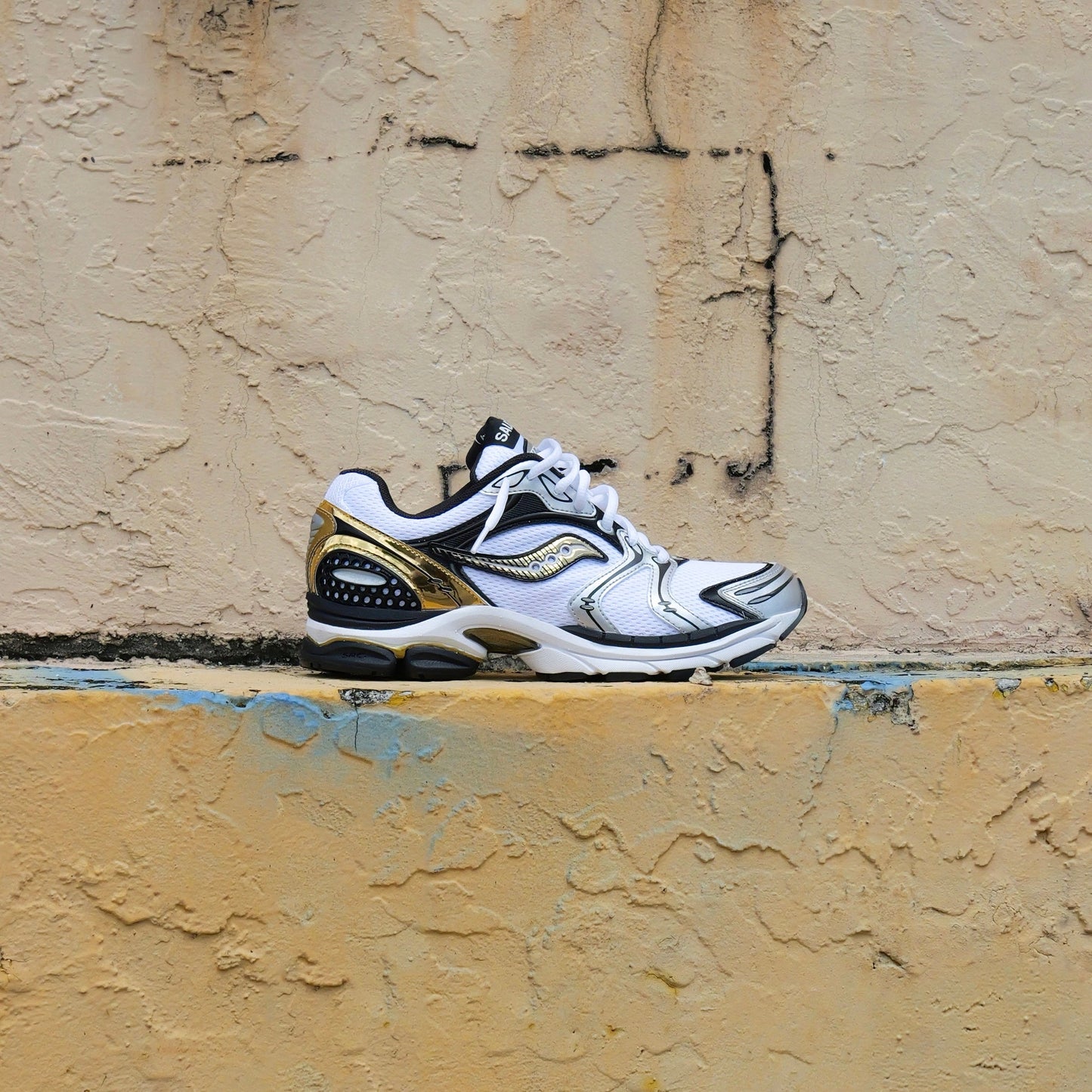 Mens Saucony ProGrid Triumph 4 (Gold/Chrome)